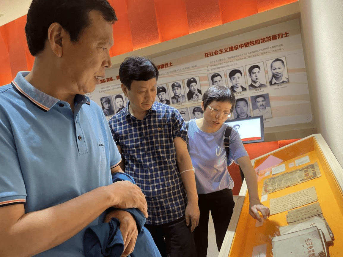 左一为张家潭村商会名誉会长,宁波伊司达集团有限公司董事长李爱良