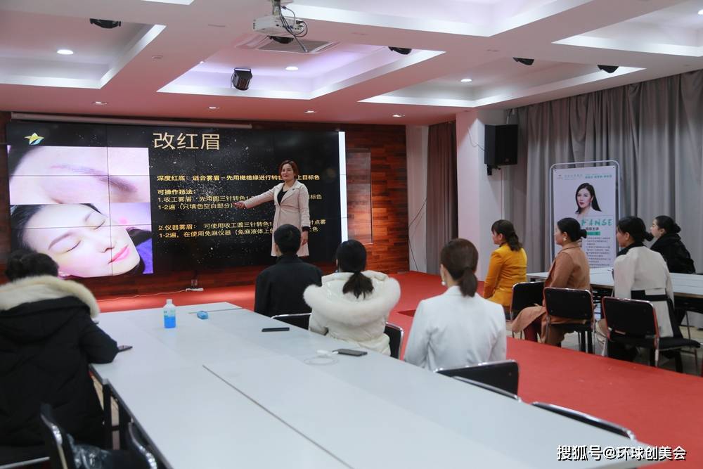 黄兴兰老师在本色纹绣学校从事培训工作