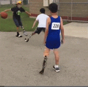 一场激烈的比赛,为使替补队员他比赛的经验,教练把最小的运动员派上场