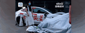 曾在上海车展站到车顶维权的女车主张女士,来到4s店将停放着的事故车