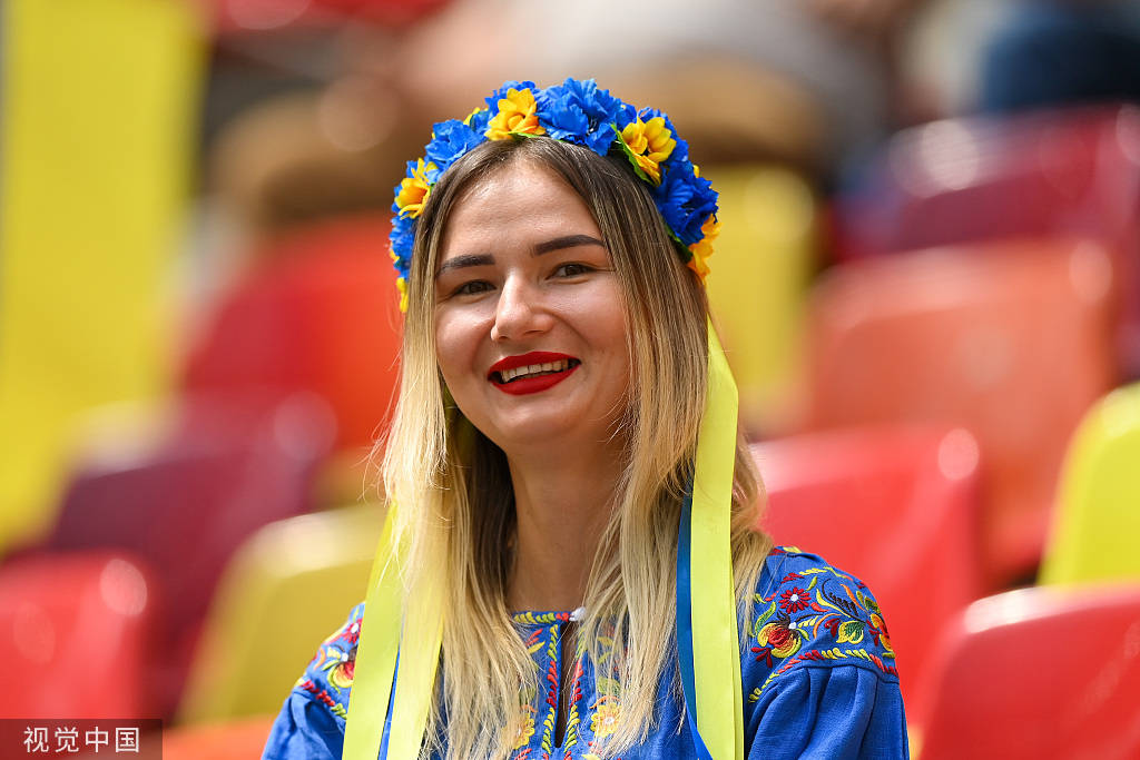 高清图乌克兰vs北马其顿美女球迷观战吸引眼球