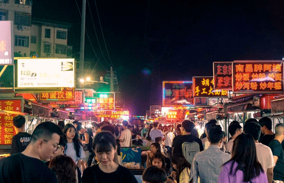 来南昌必打卡的夜市之一《艾溪里夜市》
