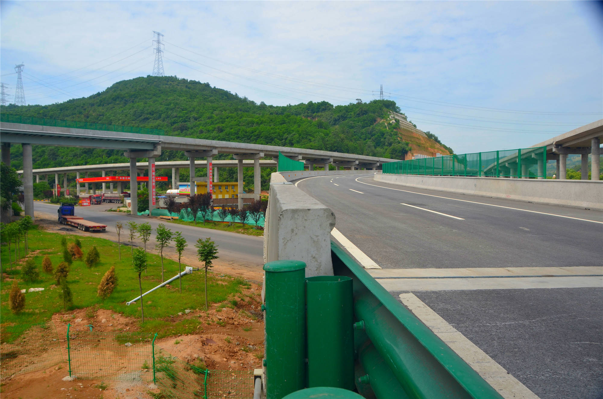 建设中的旬凤高速公路