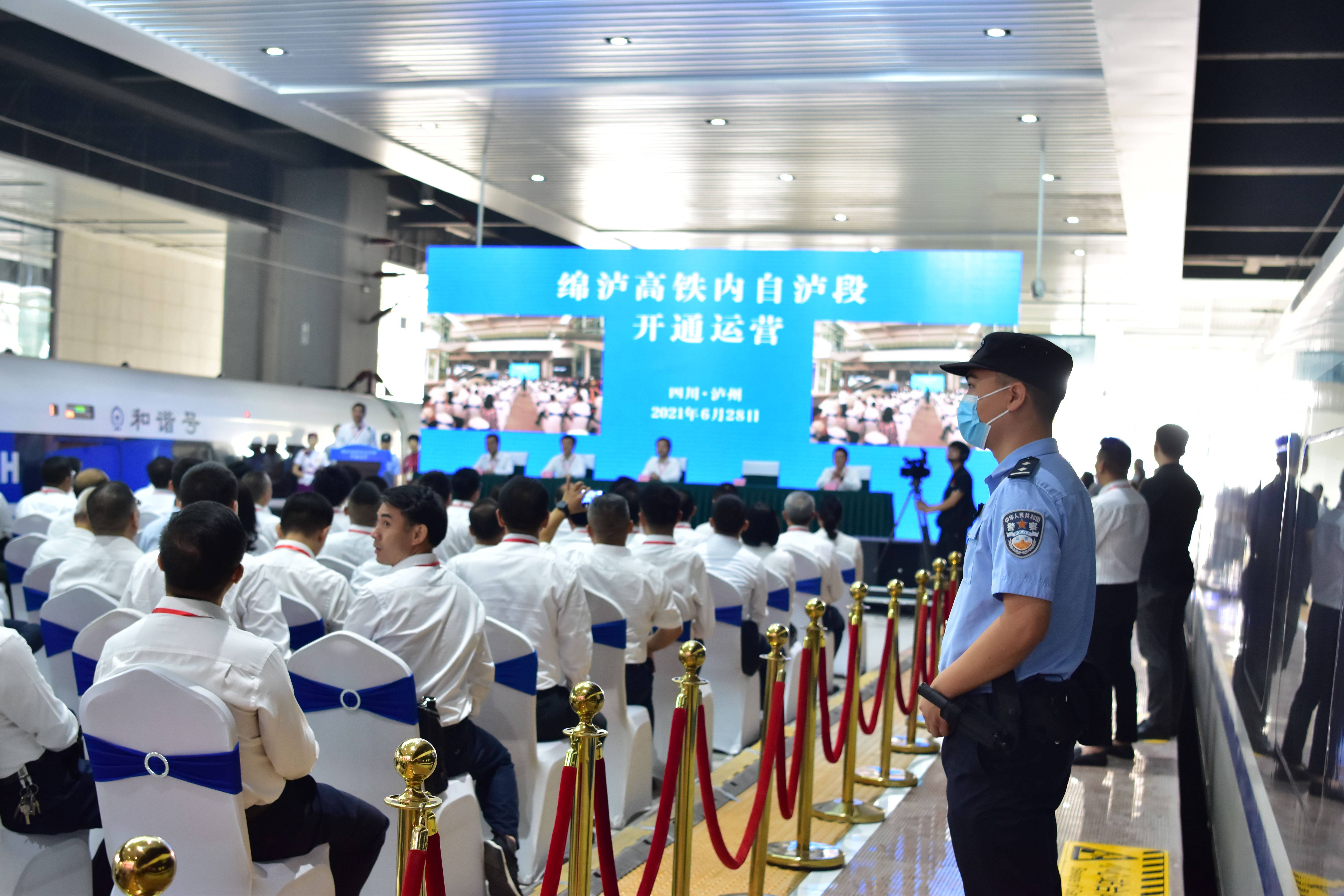 口外,民警联合车站职工,向到车站参观的群众发放高铁安全知识宣传单