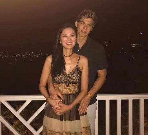 邓文迪带两个女儿宅家健身,穿小背心配无痕裤,身材比女儿更惊艳