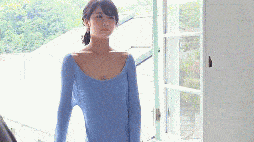 妹子,好怕衣服掉.