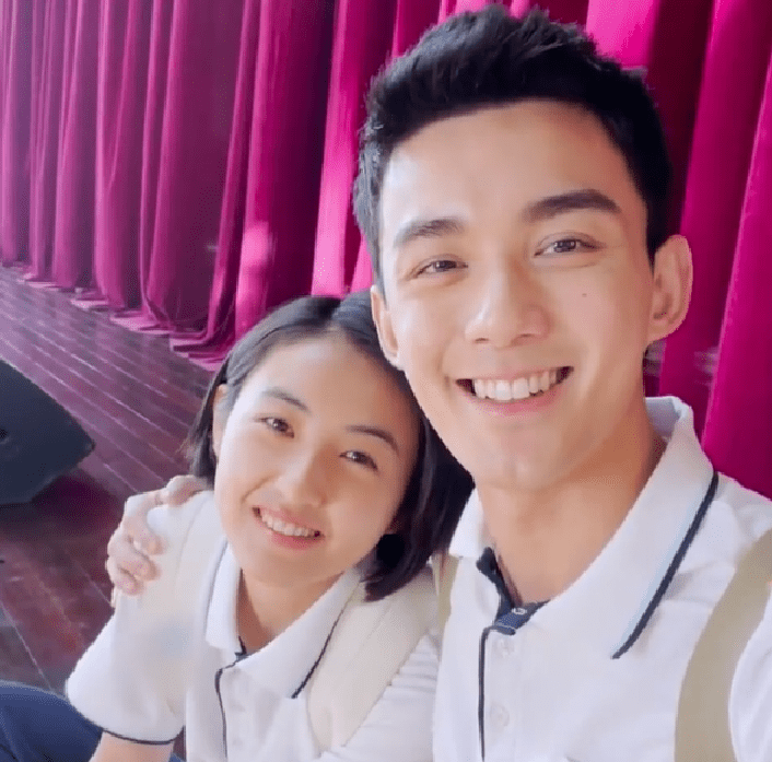 吴磊宣传《盛夏未来》,介绍张子枫是女朋友,妹妹本能的反应太甜