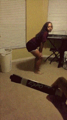 搞笑gif趣图,私房钱被发现后的紧张表现,赶紧喝口水压