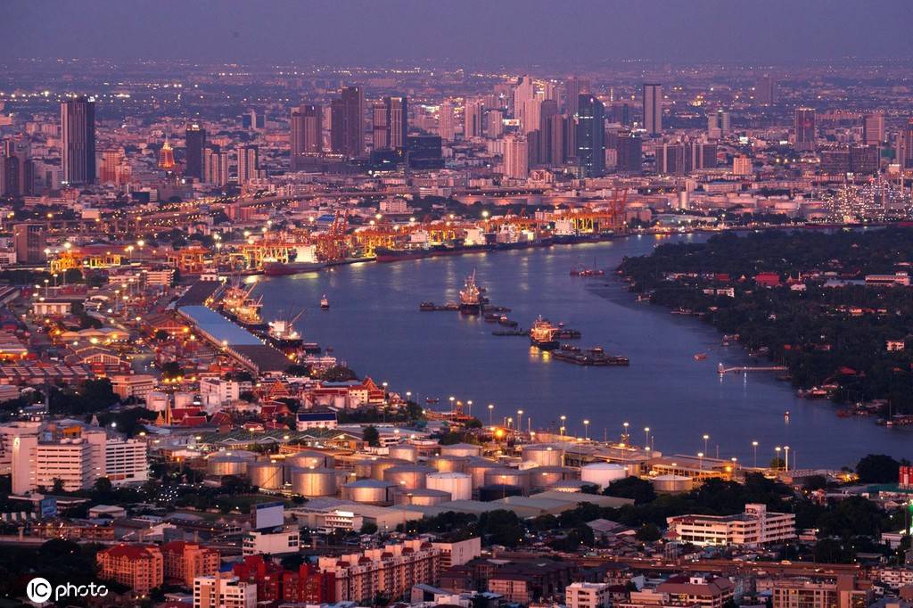 曼谷(泰文;英文:bangkok,位于昭披耶河东岸,南临暹罗湾,是泰国首都