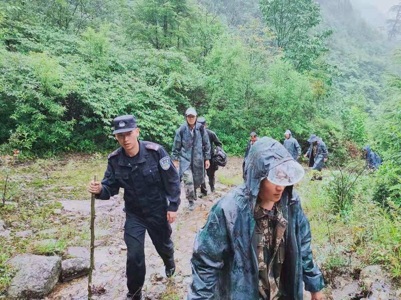 云南泸水跋山涉水艰难前行只为边境无虞人民安康