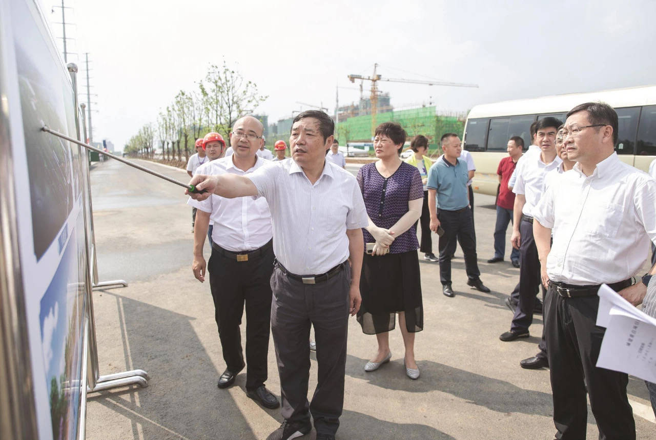 7月19日,滁州市委书记许继伟,市委副书记,市长吴劲冒着高温酷暑率队