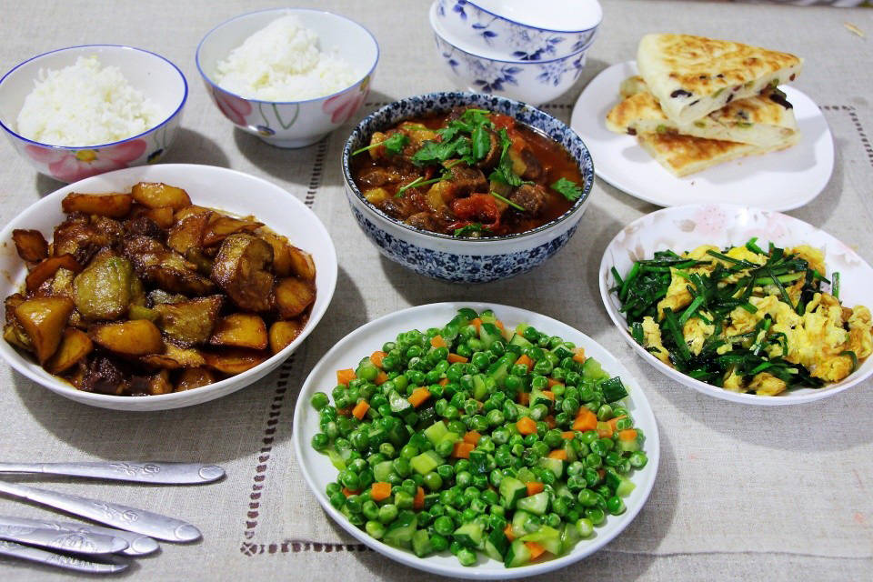 上海中产家庭的晚餐照片,曾一度刷爆朋友圈,引发无数网友围观!