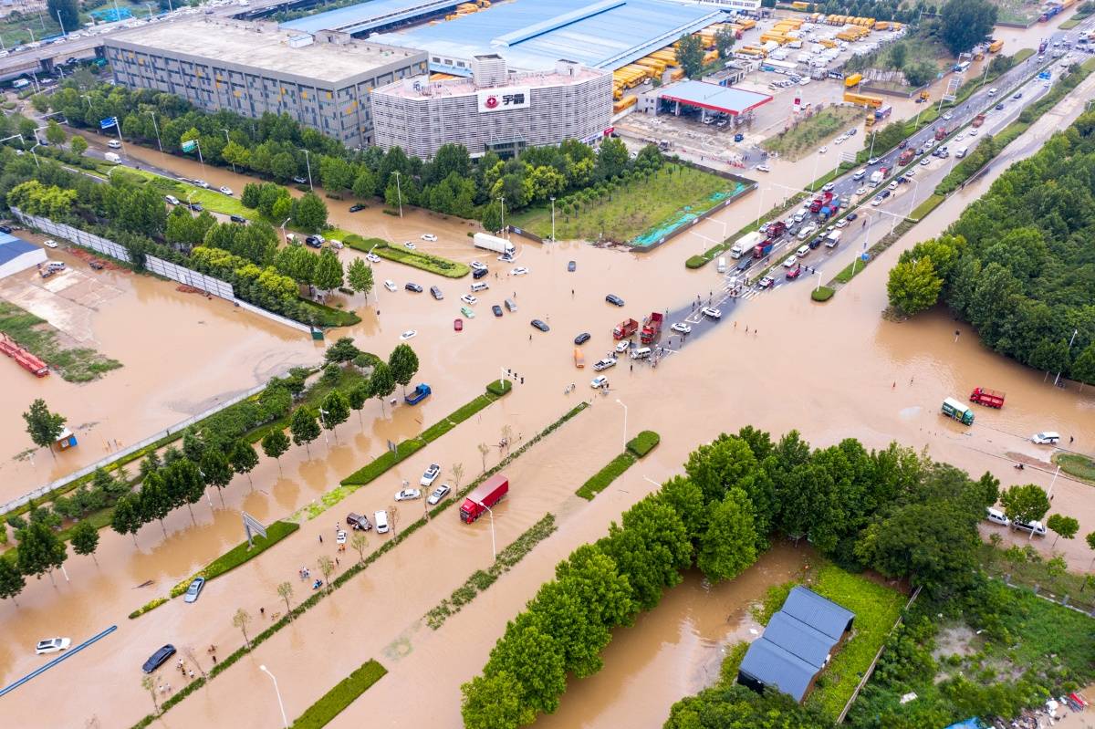 2021年7月22日,河南郑州,郑州暴雨过后,实地航拍郑州市区暴雨后被淹