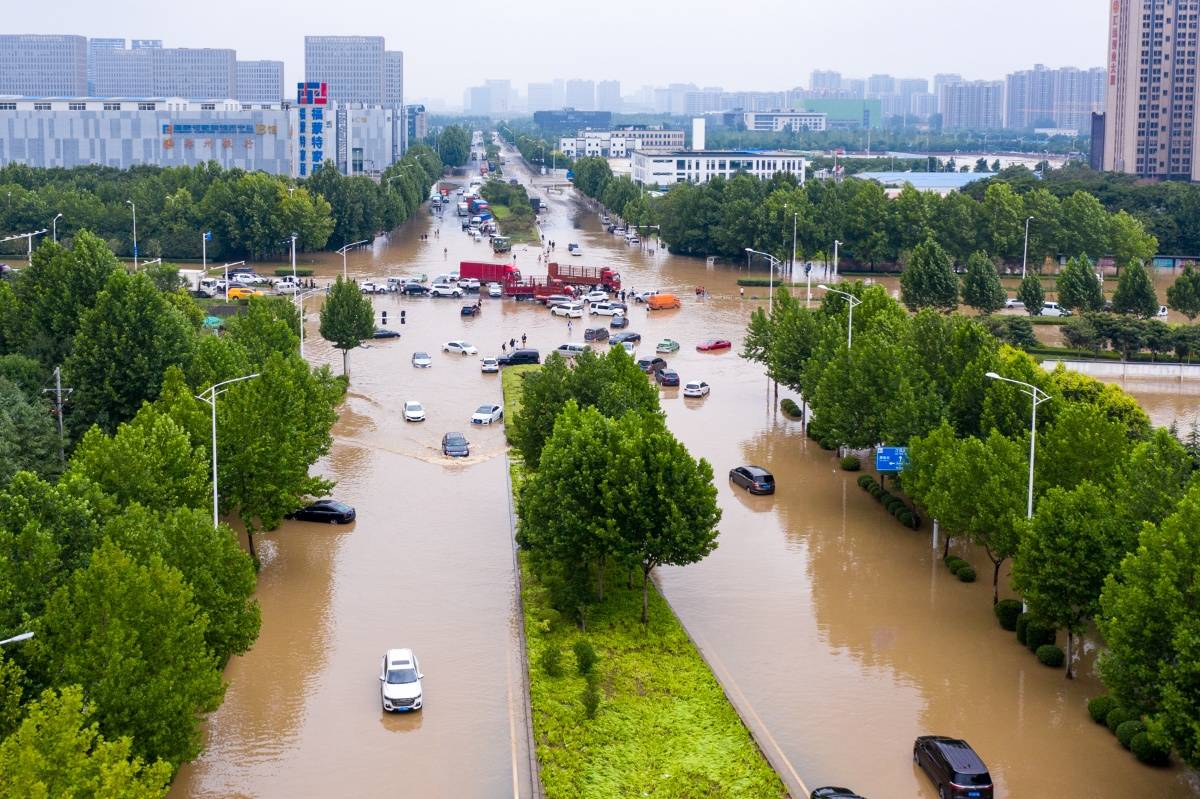 航拍郑州市区暴雨后被淹区域车辆密密麻麻浮在水中