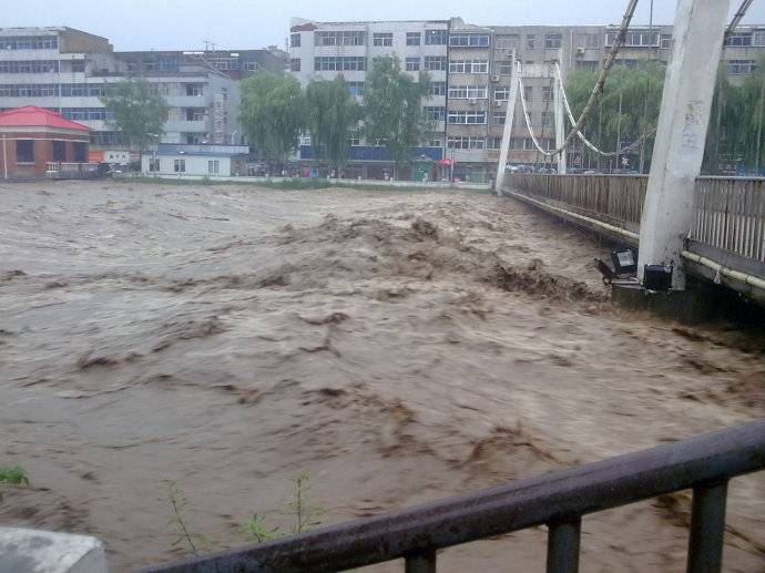 河南多地暴雨,洪水淹没小镇,火车被困16小时,多部门联动救灾