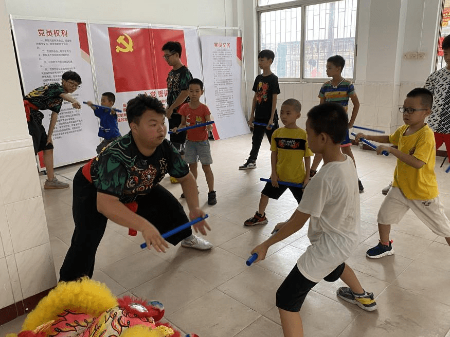 图为传承人江锦杭在修正学员的抓狮头动作及步法.通讯员 陈杰朗 摄