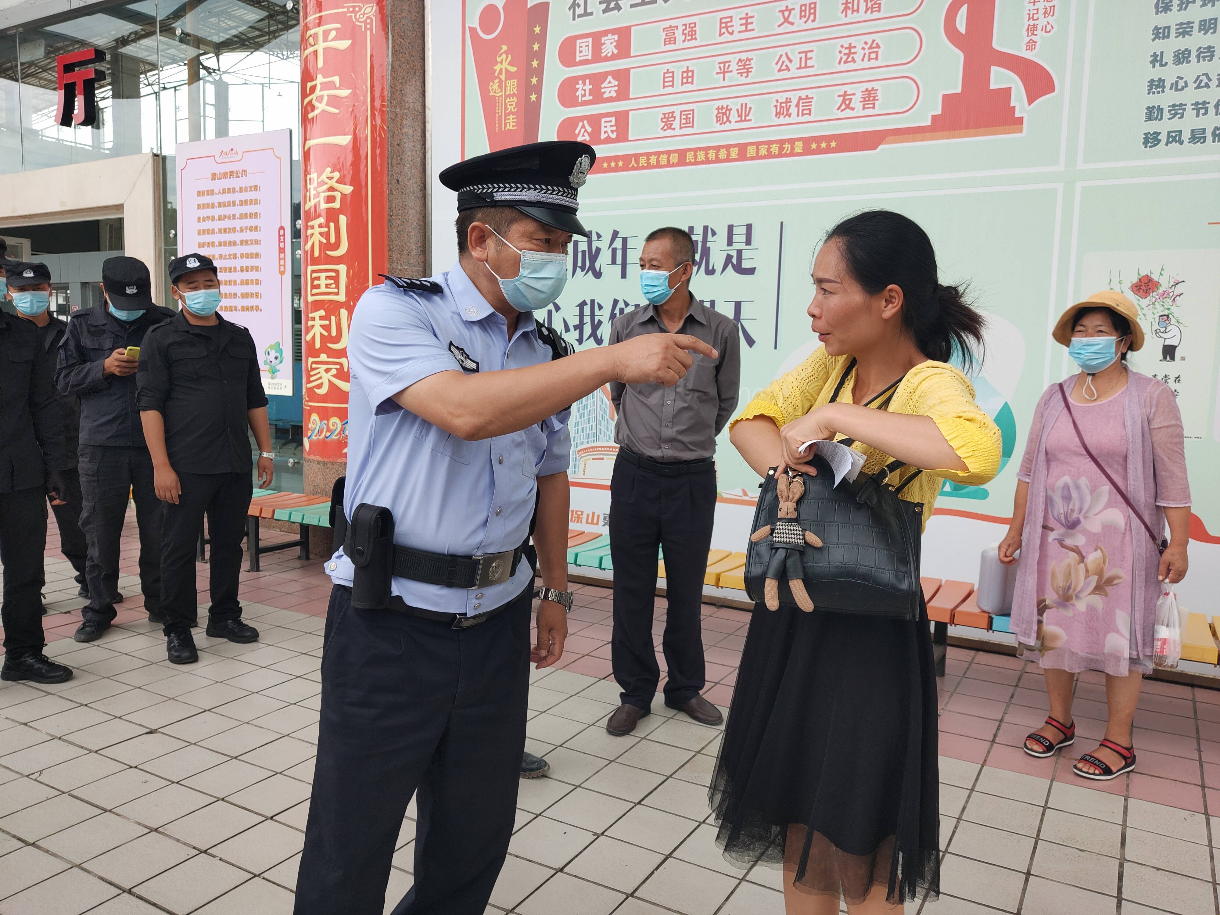 保山市隆阳区民警温馨提示口罩放在包里没用戴上才安全