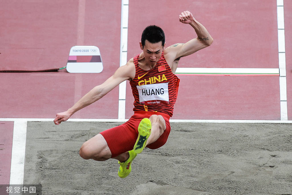 高清图奥运男子跳远决赛黄常洲起跳身姿舒展
