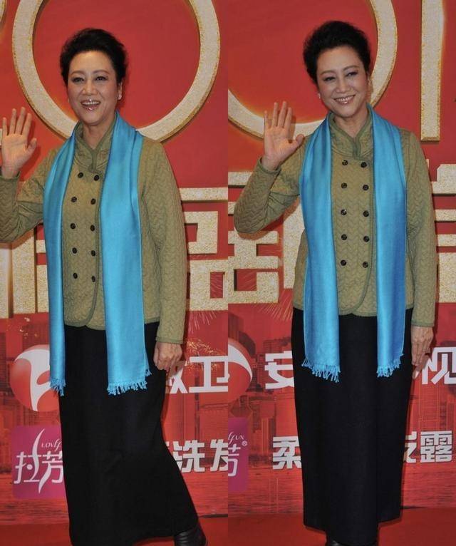 车晓妈妈不愧是一级演员,就算穿着朴素的服装,看着也很端庄