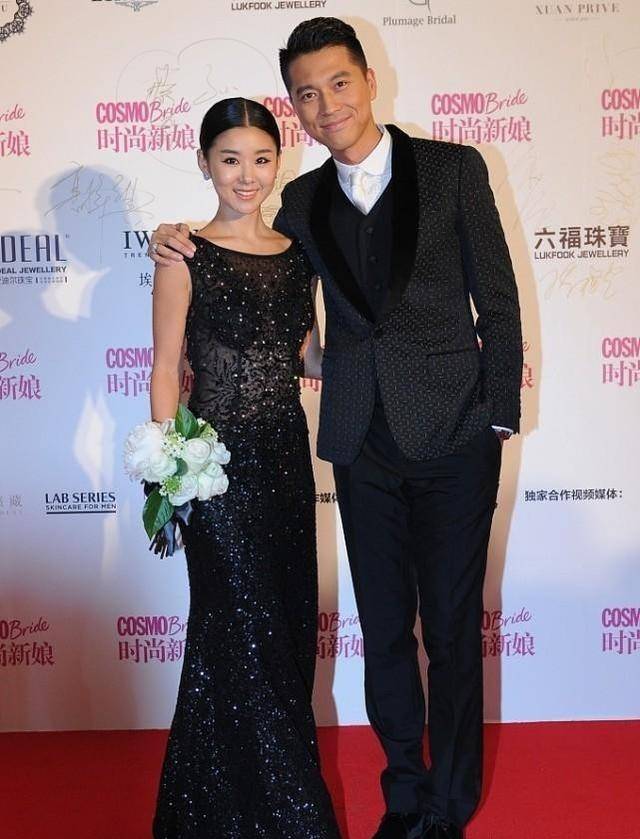 王雷和妻子李小萌真恩爱,两人都是一身黑的打扮,不愧是一家子