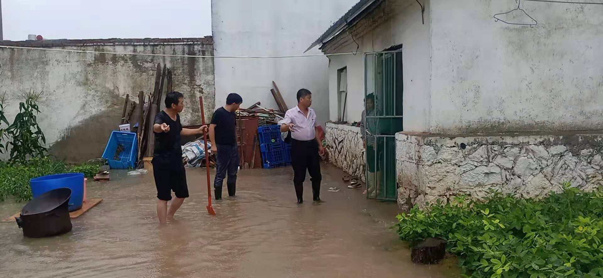 也不知过了多长时间,刘克东已累得上气不接下气,但是当他看见孩子安全