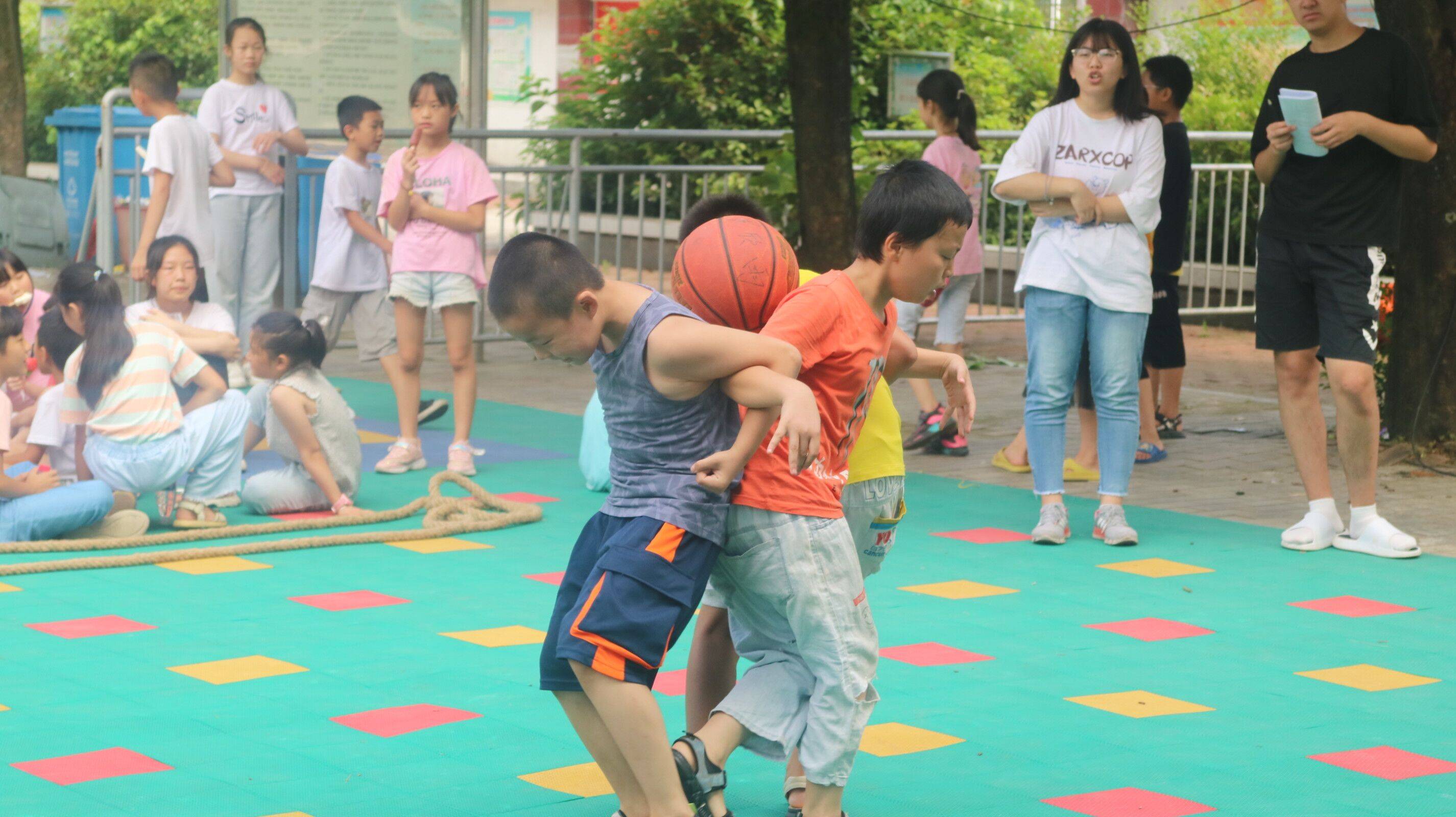 同学们在进行"螃蟹背西瓜"比赛