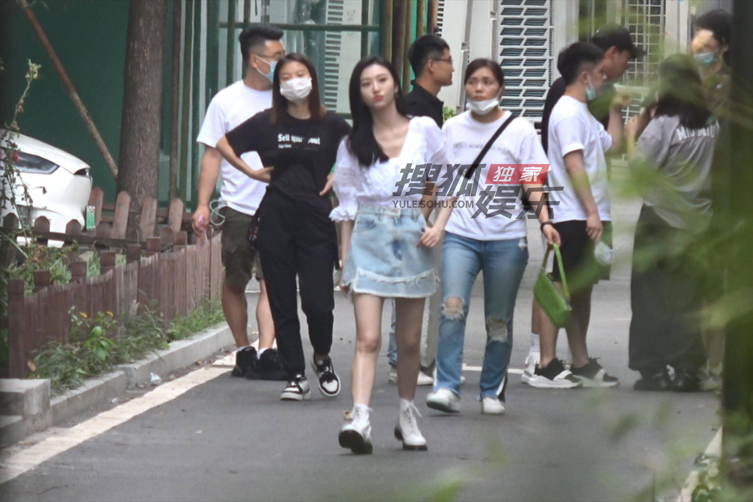 时尚资源也很丰富,就连日常look都备受瞩目.日前,景甜现身室外拍照.