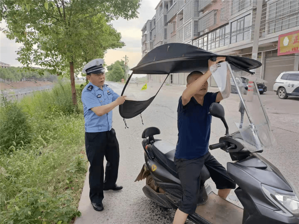 "我听说交警都到高速路口搞疫情防控去了,怎么你们还有人在查遮阳伞和