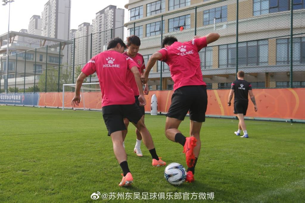 1 12 北京时间8月17日,苏州东吴足球俱乐部在大连足球青训基地训练场