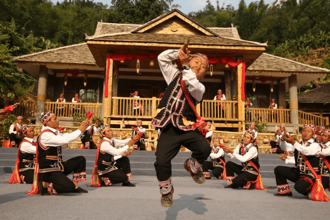 会走路就会跳舞"之美誉 其中拉祜族拥有独特的民族风情和 丰富多彩的