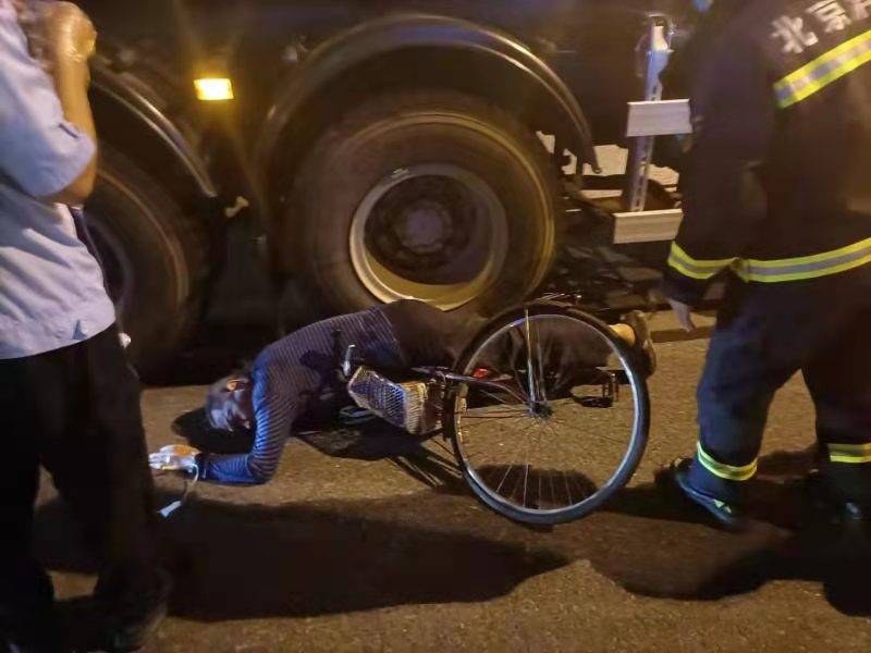 行人被撞卷入汽车轮胎下石景山紧急处置