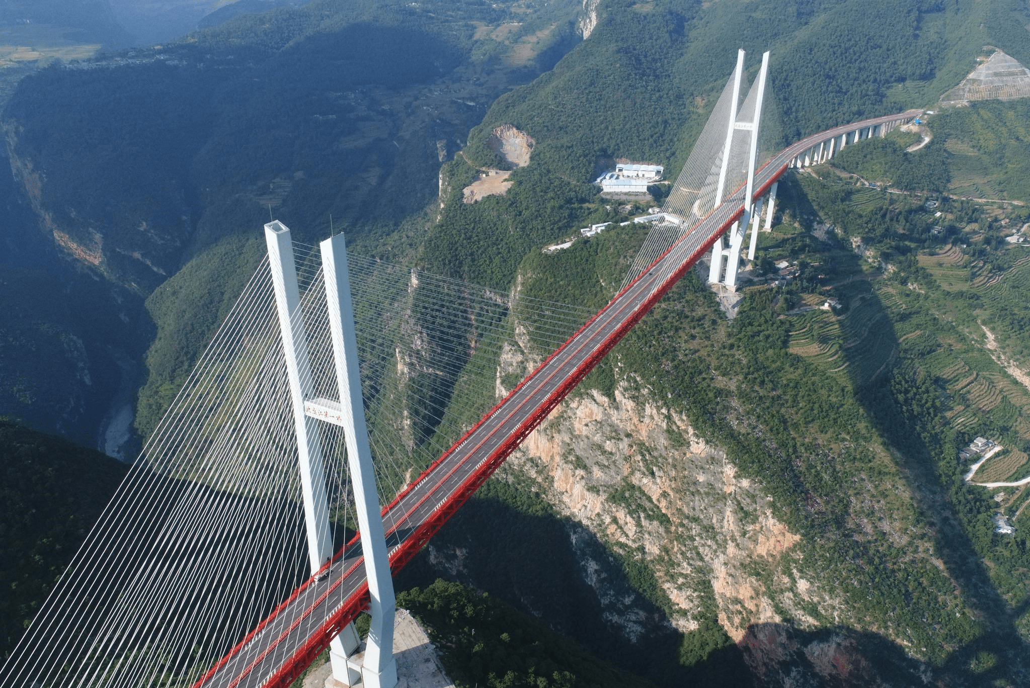 而北盘江大桥穿越了众多山脉,此桥北起贵州六盘水地点,南至云南曲靖