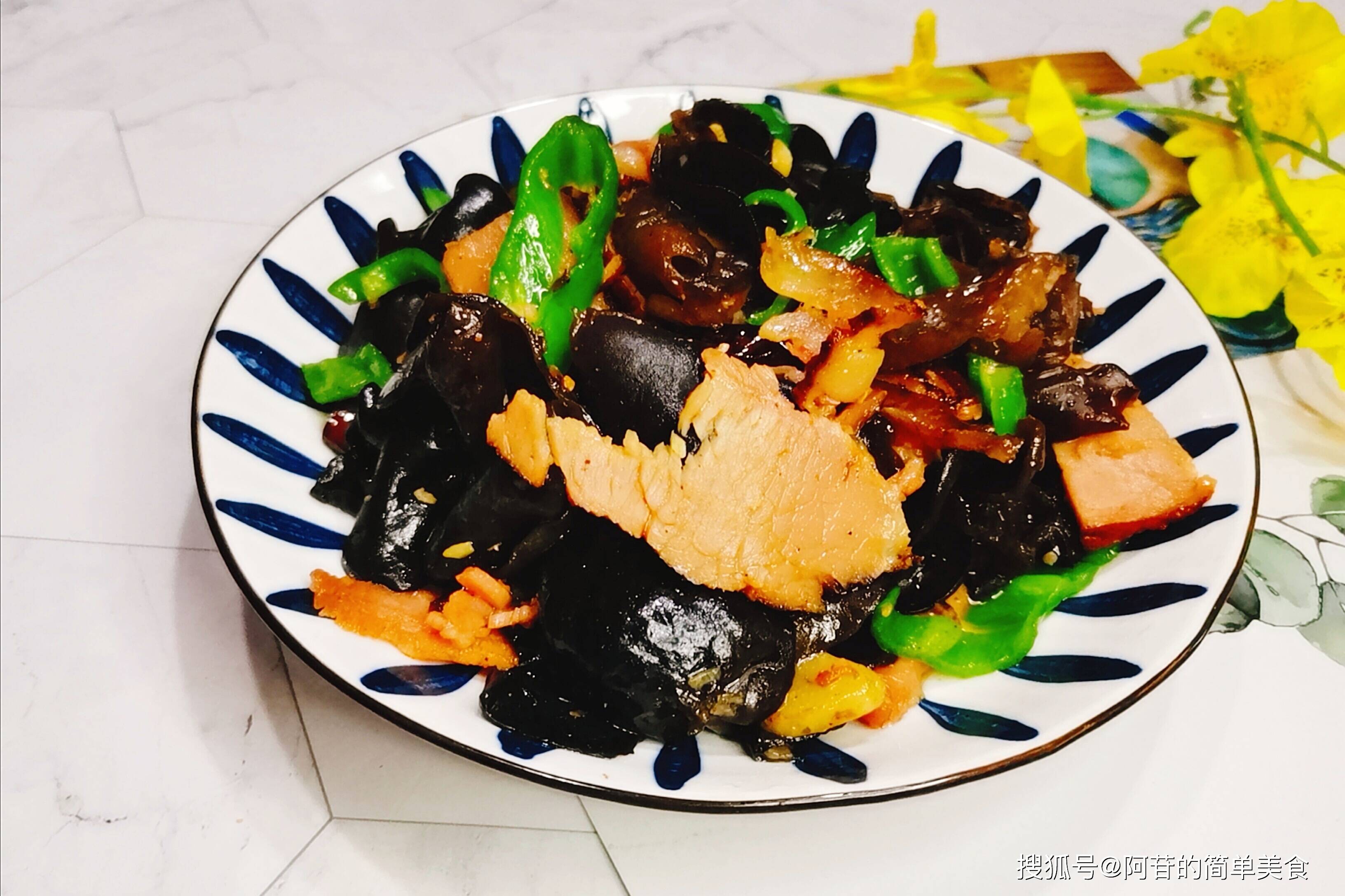 油润的腊肉,用来炒木耳,咸香适口又不干,下饭真的太合适了