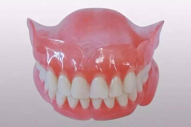 活动假牙的性能不如种植牙