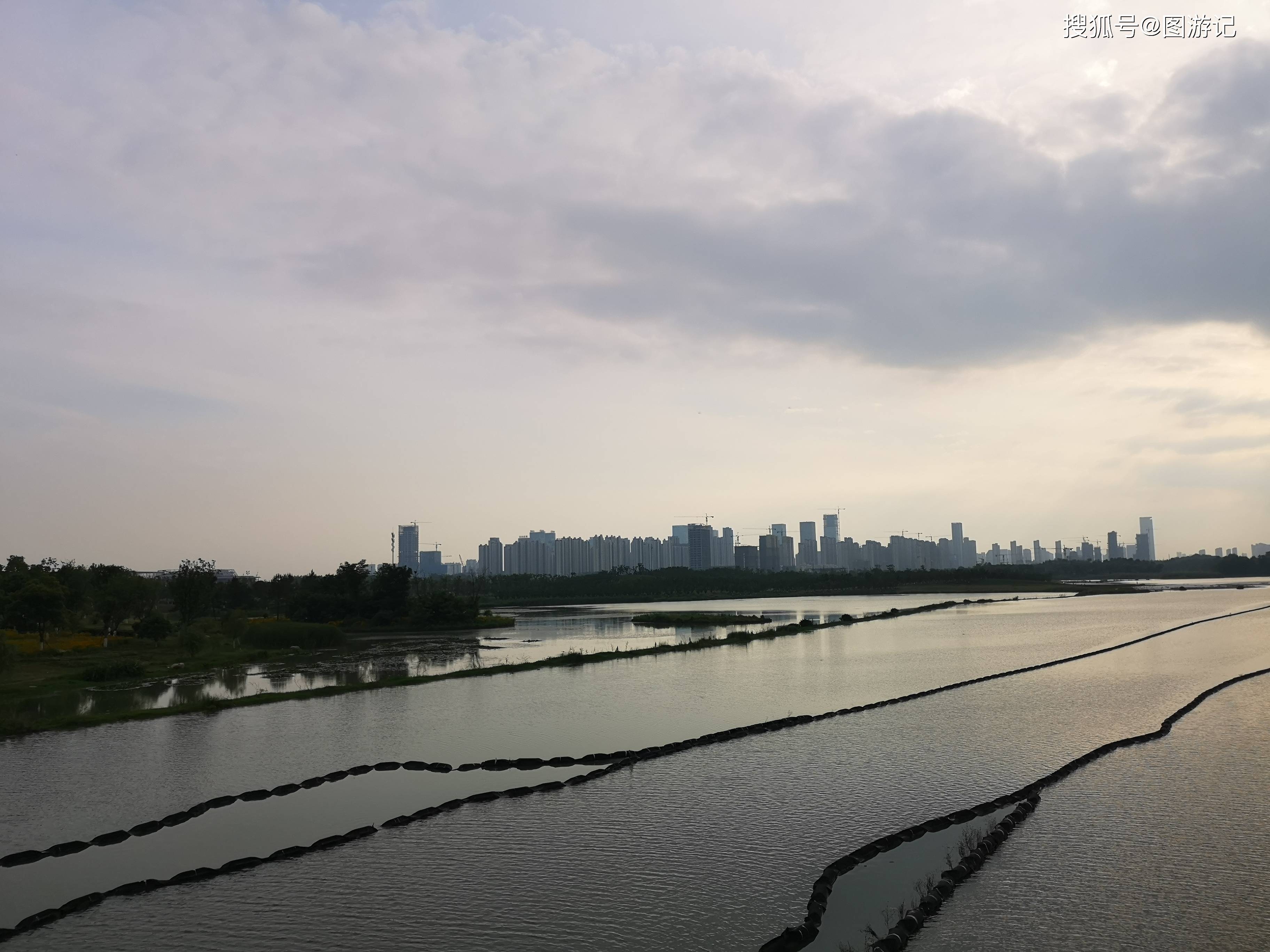 合肥方兴湖,一个美丽的人工湖,夕阳下风光旖旎