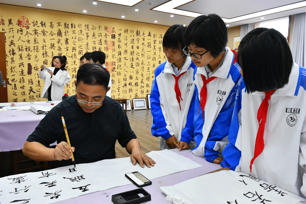 菏泽书法家协会与长江路中学联合开展书法进校园活动