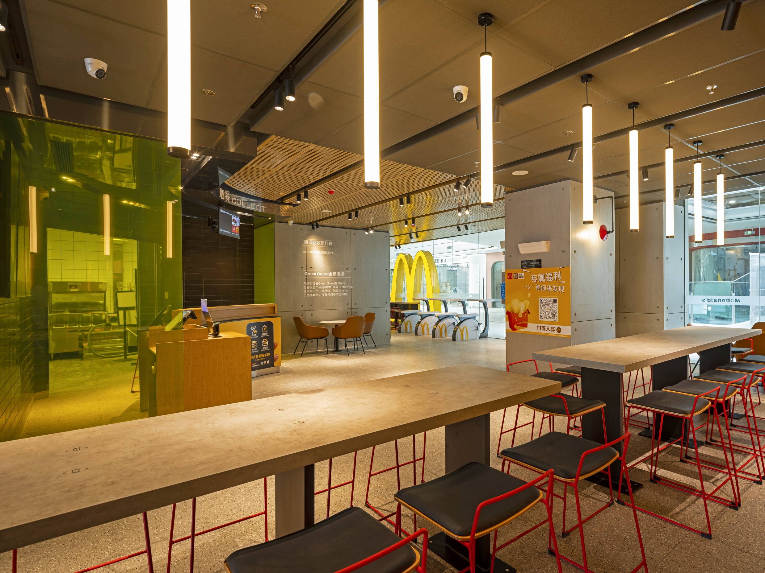 餐厅采用麦当劳全球设计的ray设计风格,简约的工业风与明亮的麦当劳