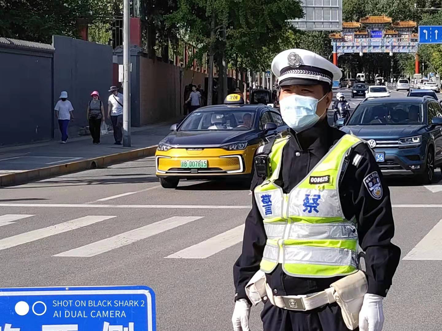 石景山交通支队按照"群众放假,交警执勤"工作要求,展开交通指挥疏导