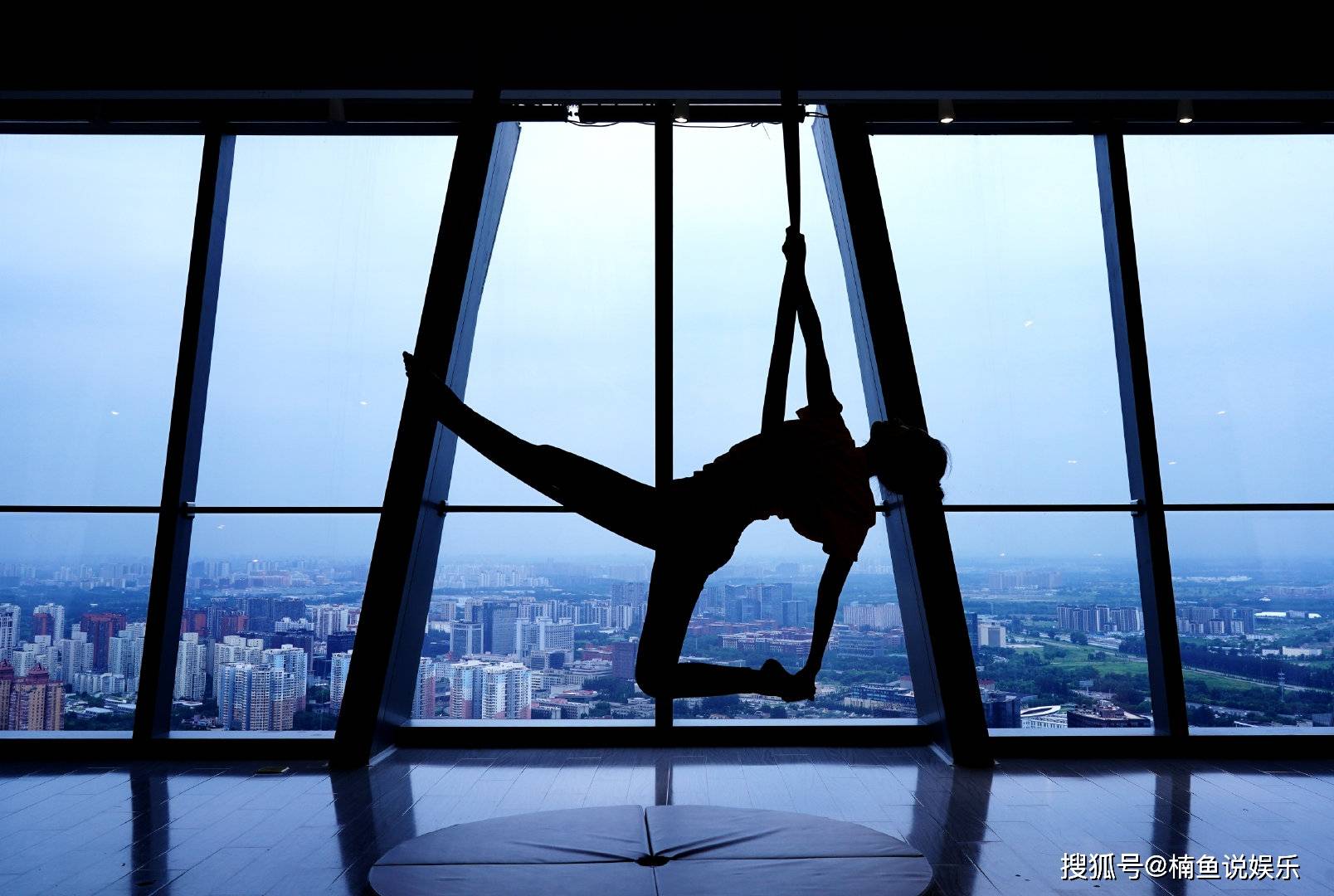 原创31岁李沁太会保养,练空中瑜伽小蛮腰抢镜,身材曲线太迷人