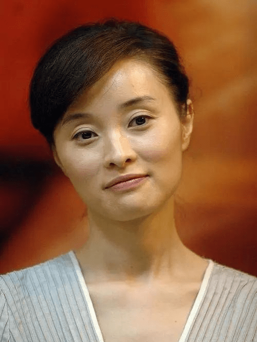 第二位就是 吴越,吴越的长相只能说是一般,但是她也是选择了符合人们