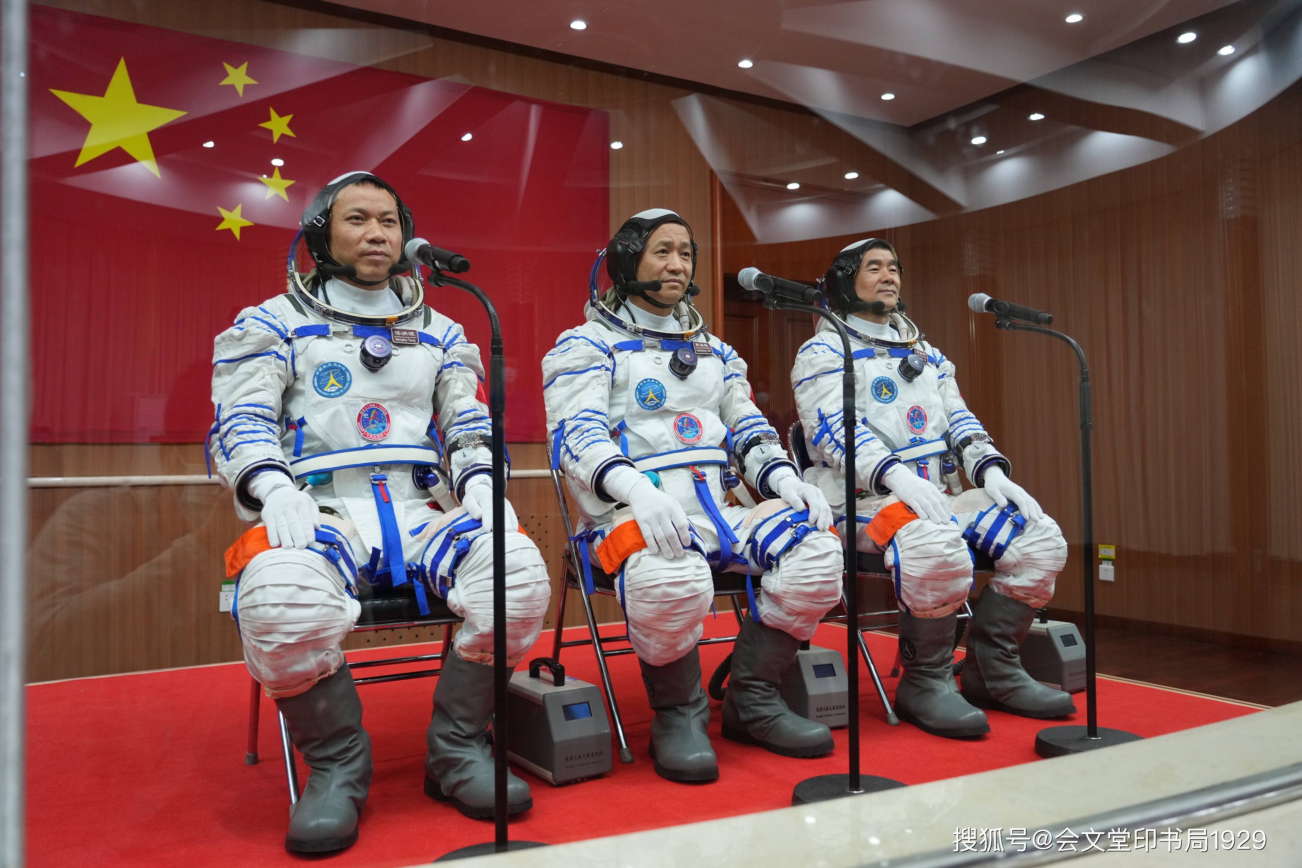 中国航天员航天服姓名标识牌的姓名拼写方式,也可采用
