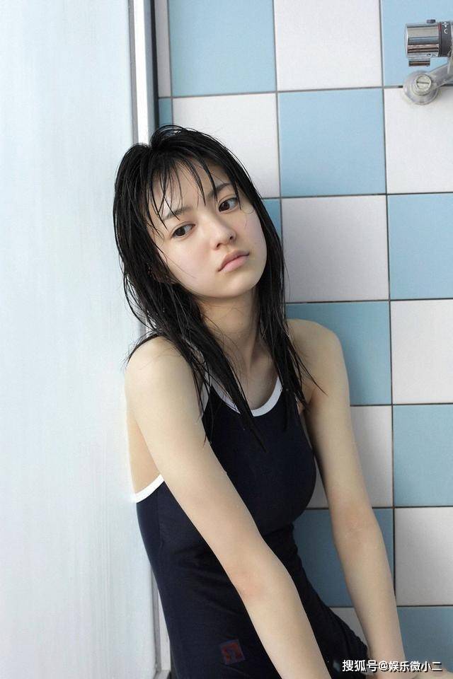 美女逢泽莉娜,黑色迷人连体泳装写真,诱惑十足!