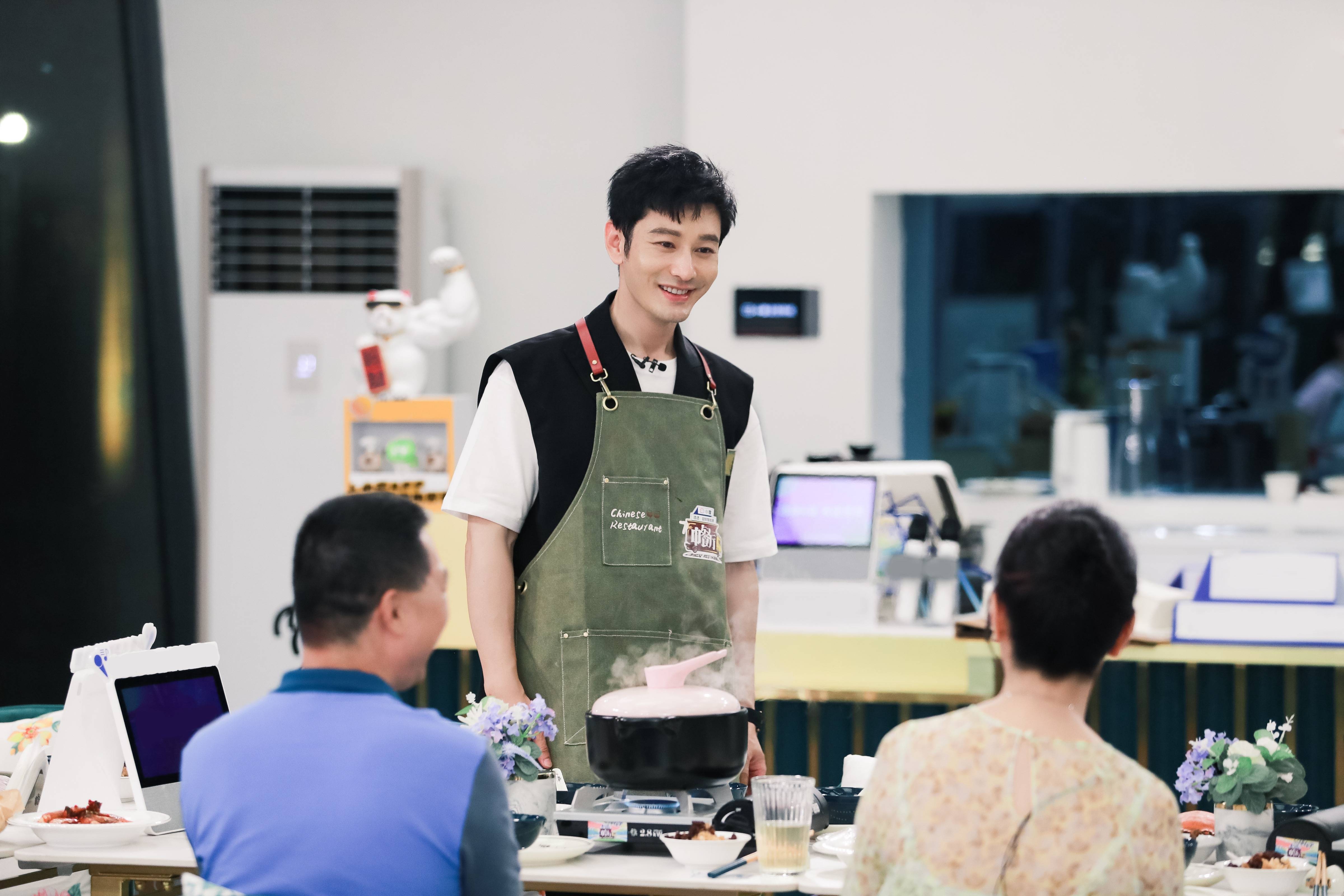 1/12搜狐娱乐讯 近日黄晓明工作室发布一组黄晓明花絮，他穿着黑色马甲带