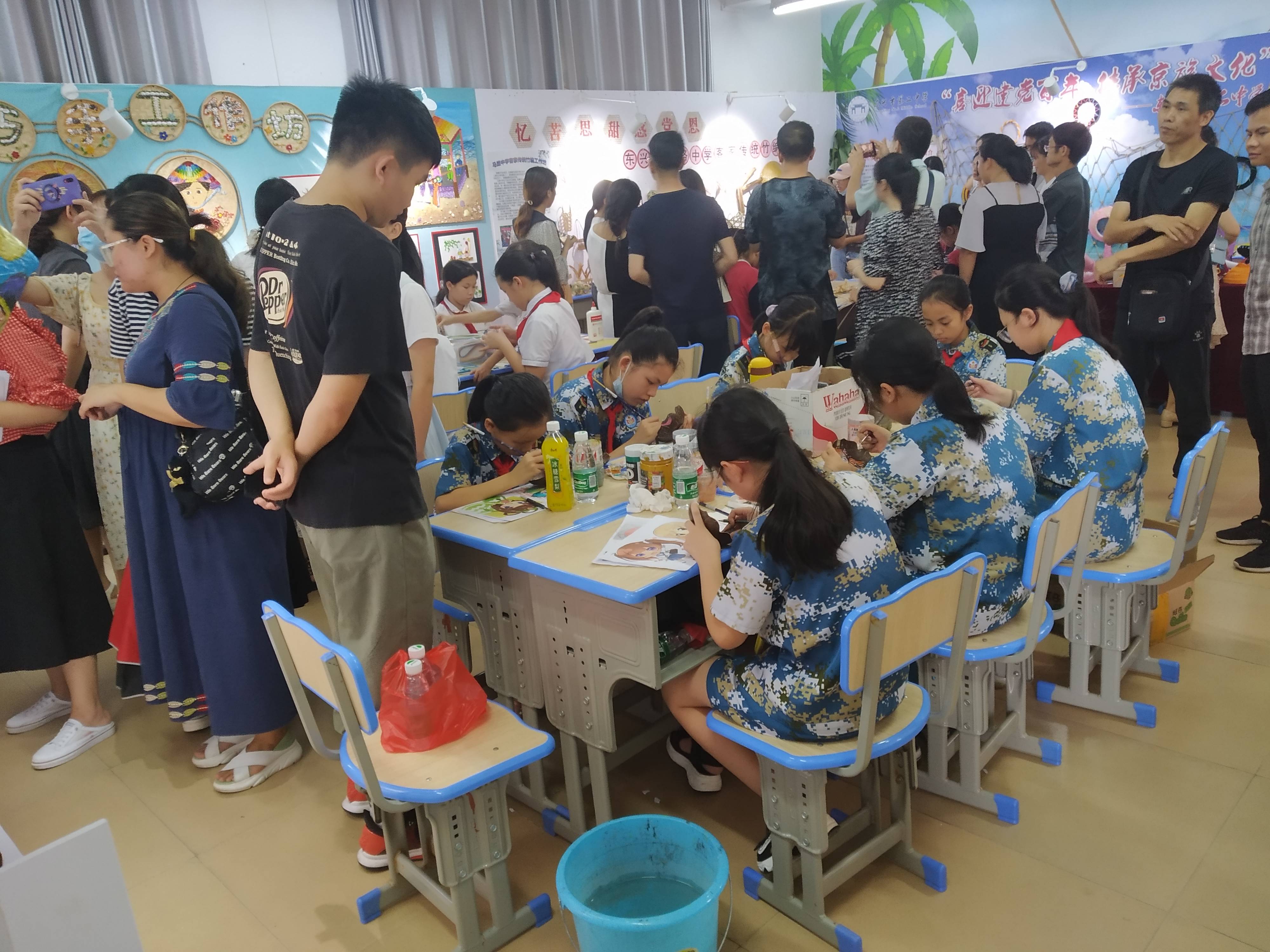 东兴市第一小学李如锋老师带领学生团队参加艺术展演活动