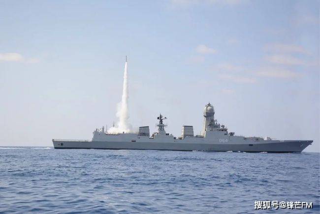加尔各答级驱逐舰发射防空导弹