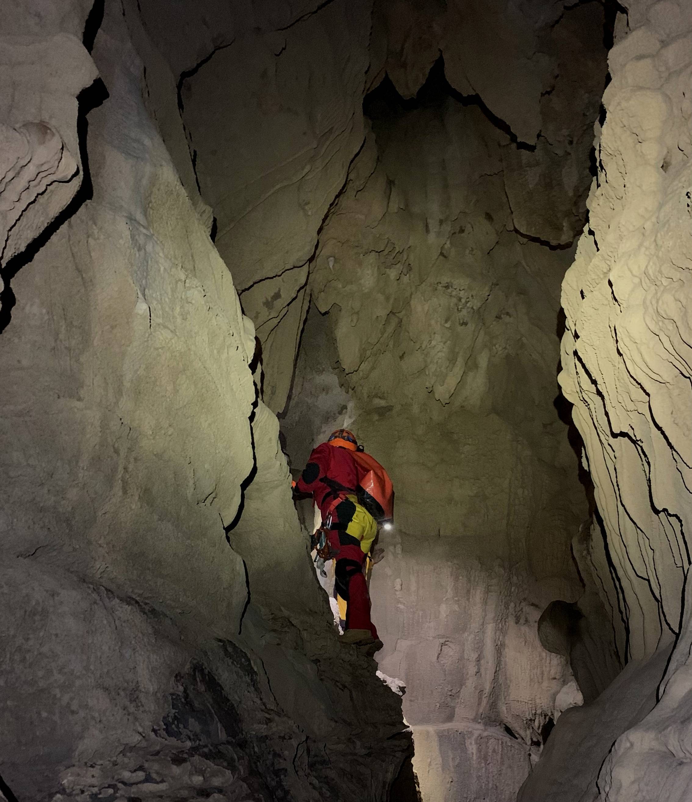 桂林洞穴探险之旅金钟山神秘地下河