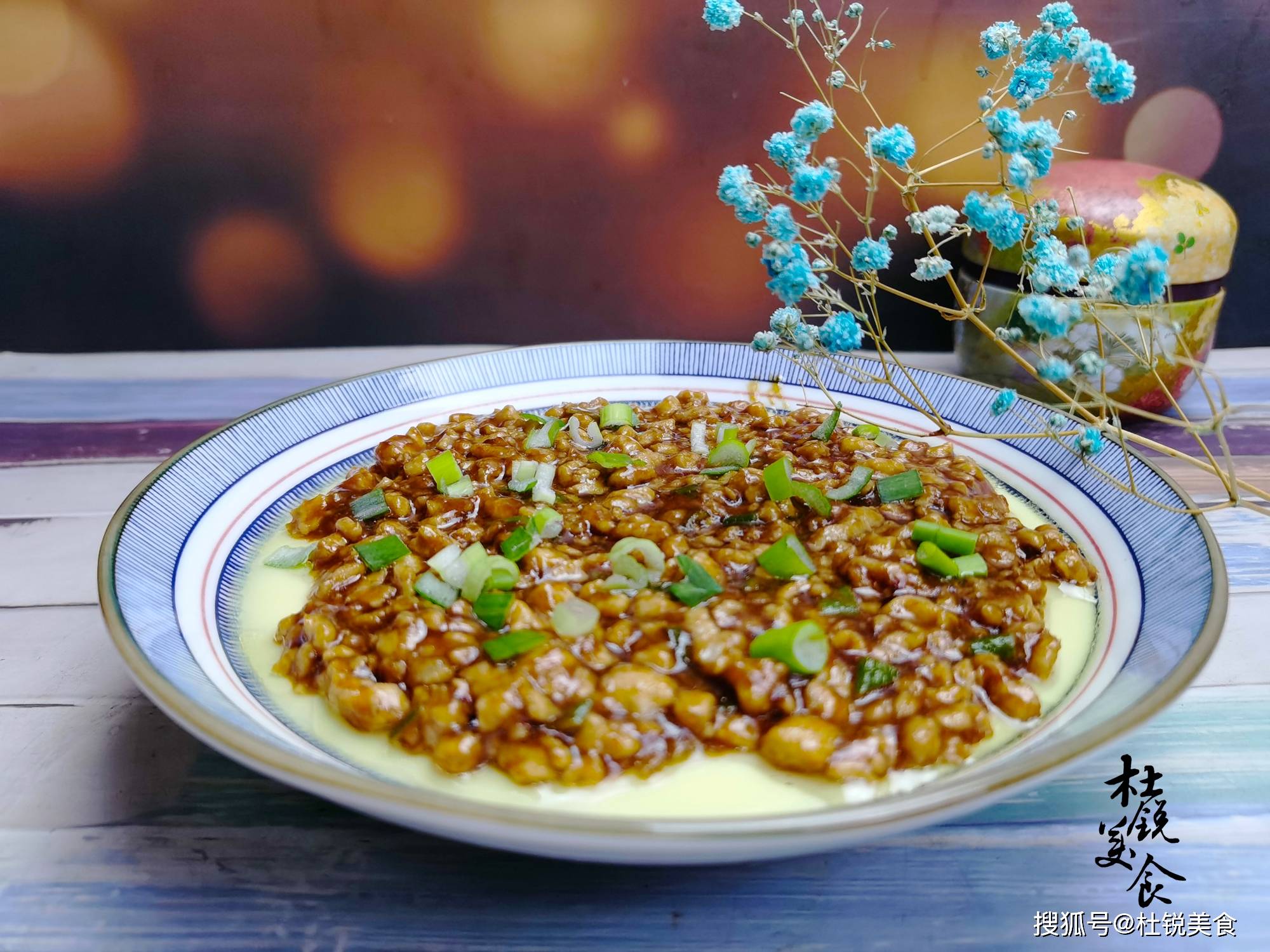 蒸鸡蛋羹,只要用对水,掌握好蛋水比,蒸的蛋羹嫩滑无孔像果冻