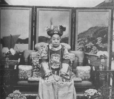 她去世之后,自然权力更多的转移到端康皇贵妃身上,而且端康皇贵妃本身