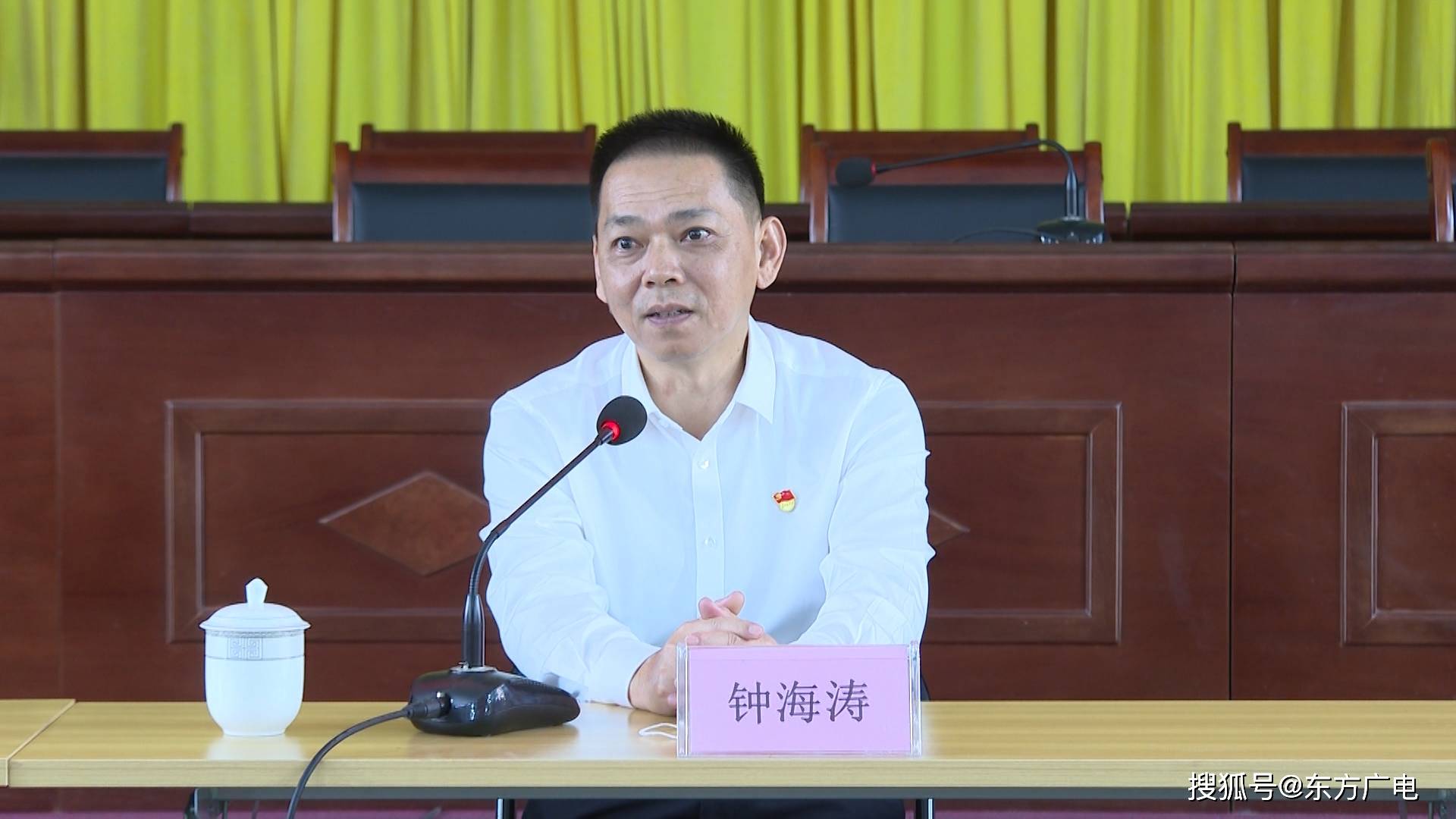 市人大常委会主任钟海涛出席座谈会并讲话,市人大常委会副主任曾玉雄