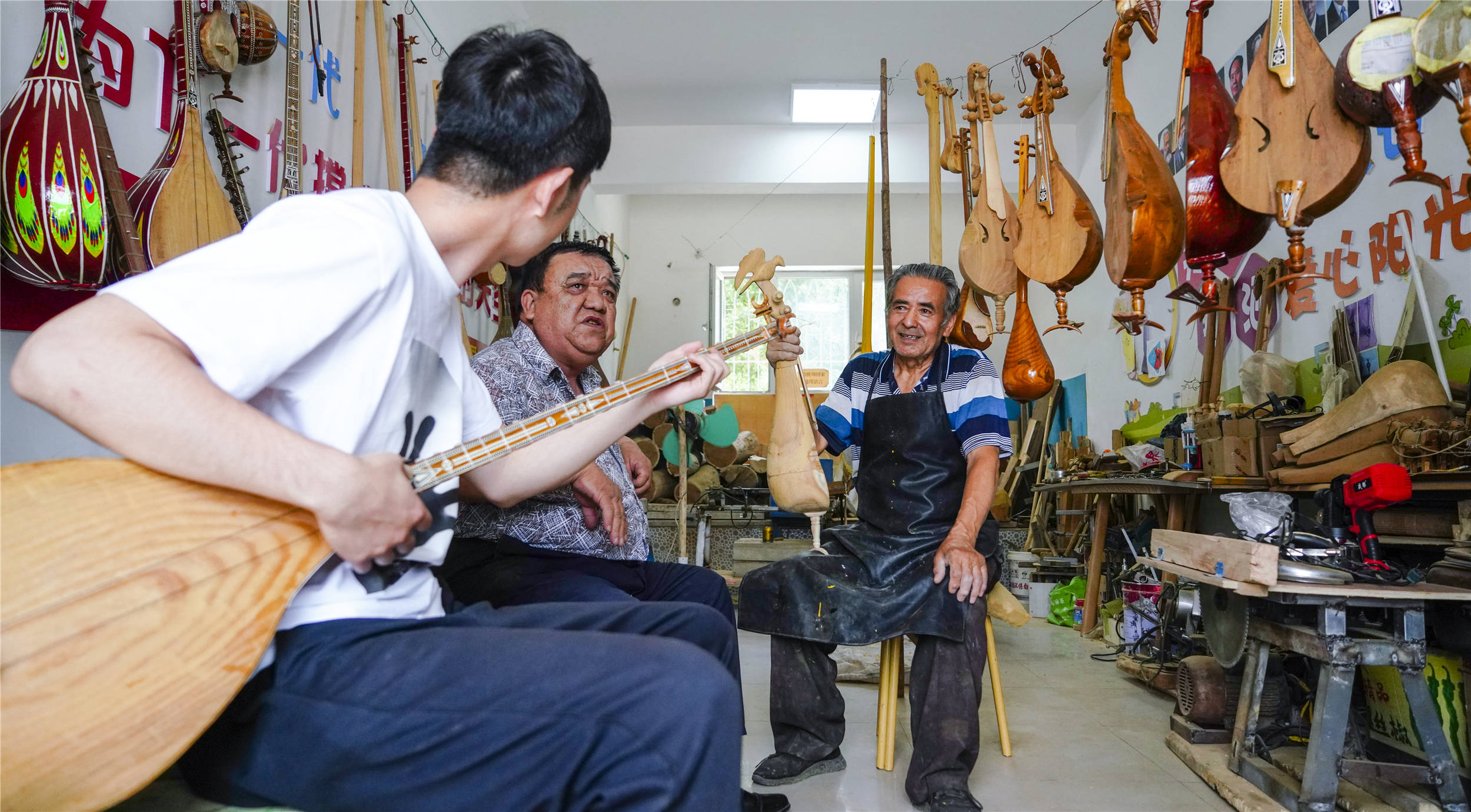 库尔勒手艺人:让美好生活中充满优美欢快的旋律_乐器_苏木_都塔尔